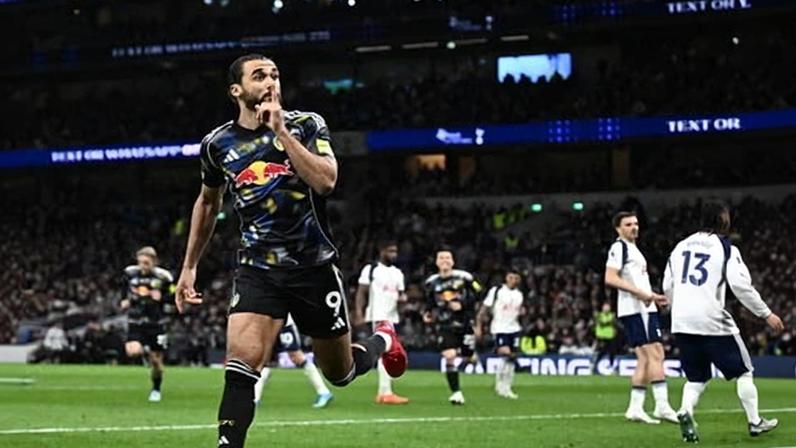 Calvert-Lewin empata contra Spurs e deixa luta pela permanência em aberto