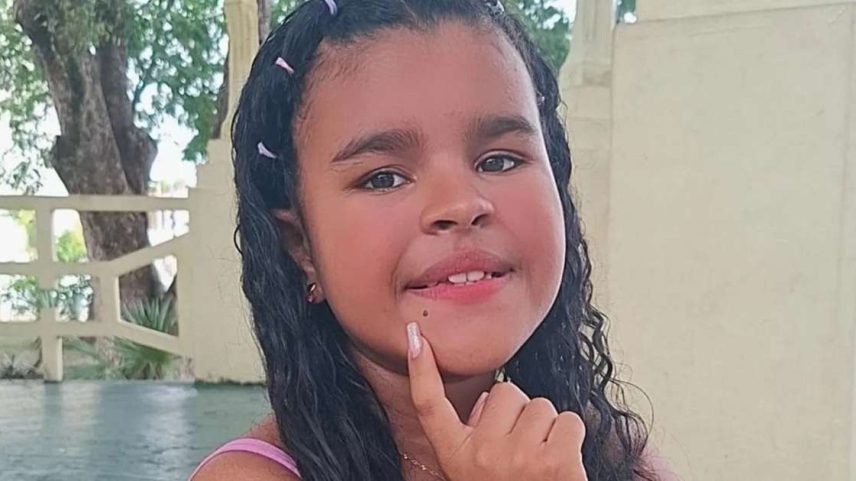 Menina de 11 anos aprende Libras sozinha e passa a traduzir músicas, poemas e mensagens nas redes sociais