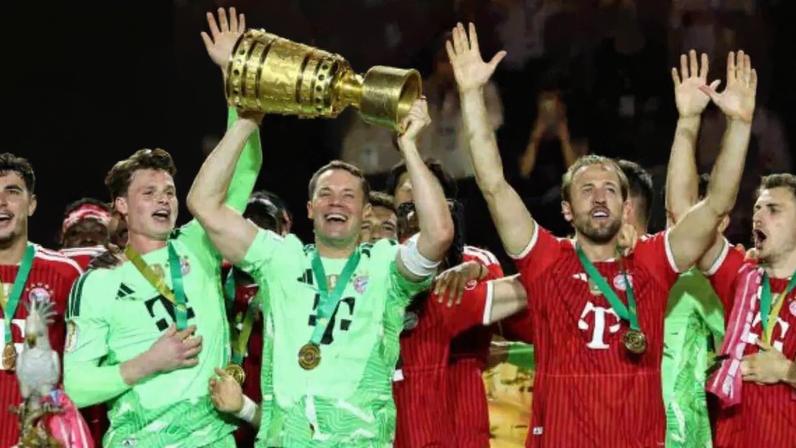 Harry Kane celebra um dos seus gols na vitória que deu ao Bayern o título da Copa da Alemanha –