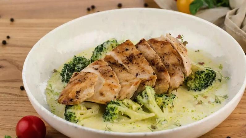 Peito de frango com molho de iogurte e brócolis
