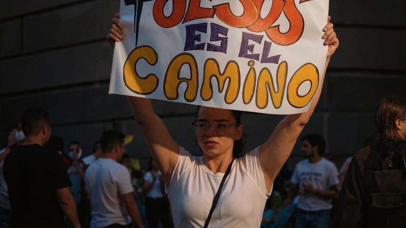 Cristãos evangelizam nas ruas e louvam em estádio em Madri
