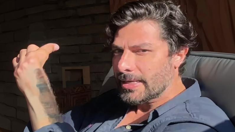 'Homem de verdade não debocha de agressão': Boninho leva 'bronca' de ex-BBB que pediu expulsão de Ana Paula Renault após chamá-lo de 'pentelho'.