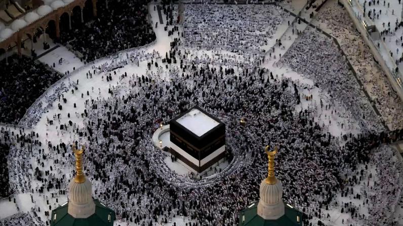 Peregrinos vestidos de branco realizam o rito do “tawaf”, que consiste em dar voltas ao redor da Caaba — a estrutura cúbica negra para a qual os muçulmanos de todo o mundo se voltam para rezar — no coração da Grande Mesquita.