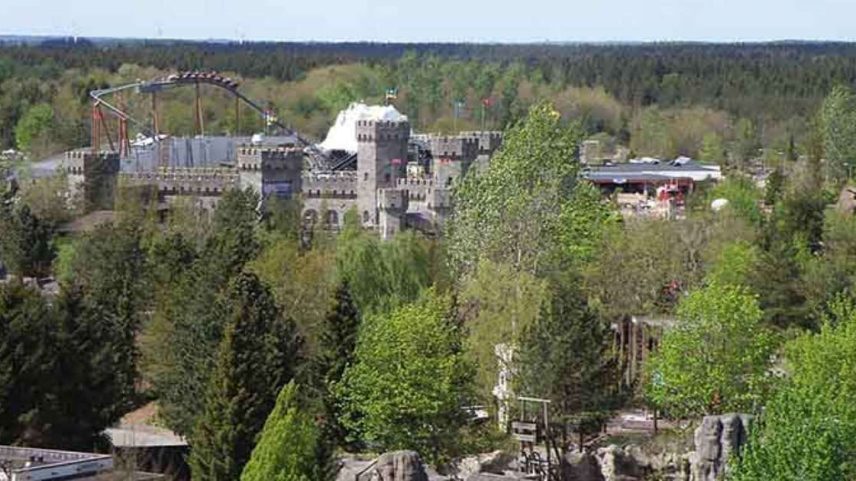 Localizada no centro da Dinamarca, a cidade de Billund ganhou fama internacional por ser o berço do LEGO. O famoso brinquedo surgiu na região e transformou o município em referência ligada à história da marca.