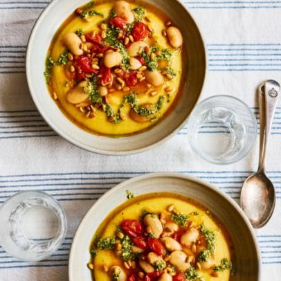 Rukmini Iyer apresenta polenta rápida com queijo, tomate, feijão manteiga e pesto