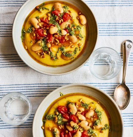 Rukmini Iyer apresenta polenta rápida com queijo, tomate, feijão manteiga e pesto