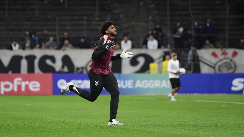 Hugo Souza lamentou as falhas individuais que resultaram na derrota do Corinthians para o Platense por 2 a 0 pela fase de grupos da Libertadores.