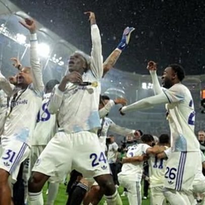 Aston Villa vence título após 30 anos e faz festa em Istambul