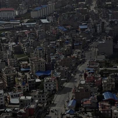 Nepal enche ruas com resíduos plásticos para tornar cidade mais sustentável