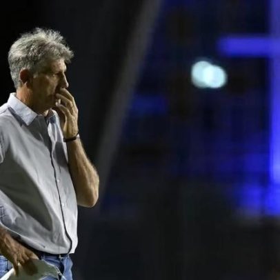 Torcida do Vasco xinga Renato; ele gesticula ao responder
