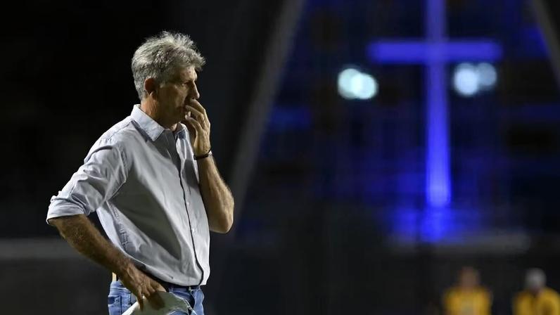 Renato Gaúcho observa derrota do Vasco para o Bragantino — Foto: André Durão