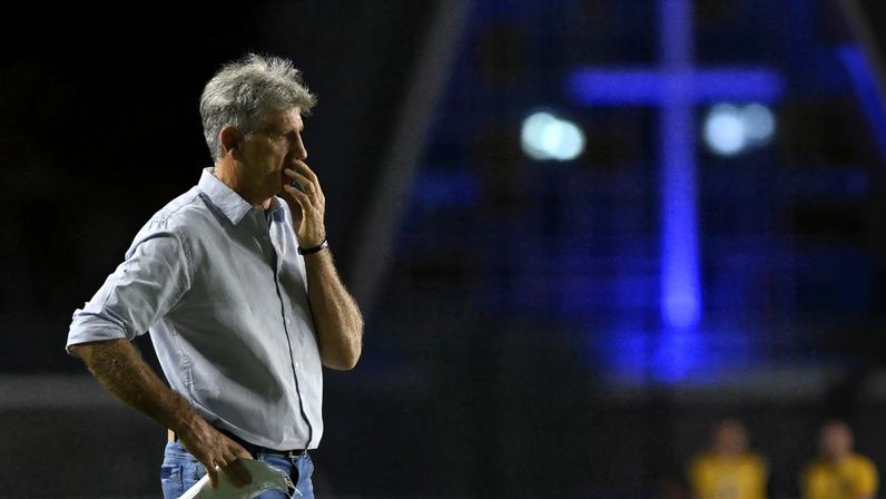 Renato Gaúcho observa derrota do Vasco para o Bragantino — Foto: André Durão