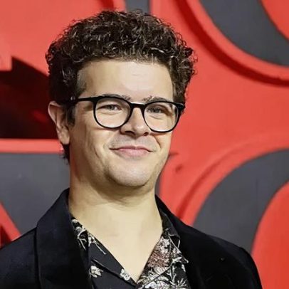 Estrela de Stranger Things estreia no West End em revival de Rent