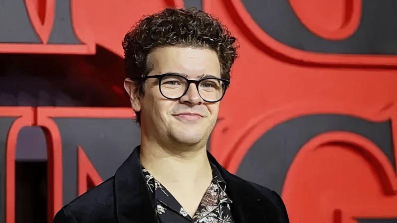 Estrela de Stranger Things estreia no West End em revival de Rent