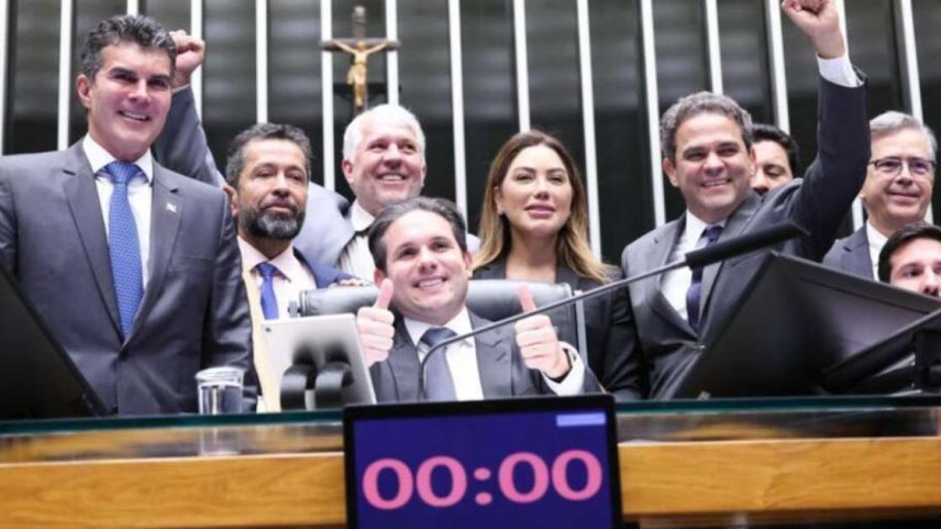 Deputados celebram aprovação de pacote antiambiental na Câmara, com a presença do ex-governador do Pará Helder Barbalho (esq.), que esteve na tribuna da Mesa Diretora com Hugo Motta (centro) para impulsionar o PL 2.486/2026.