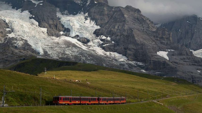 As viagens turísticas de trem são pouco comuns no Brasil, mas bem populares na Europa e na América do Norte. Esses trajetos combinam transporte e lazer, oferecendo paisagens e experiências culturais.