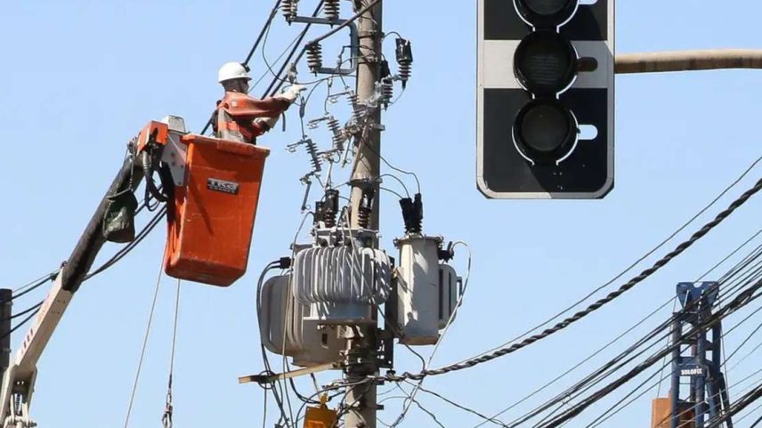 Funcionários da Enel fazem manutenção em poste de energia elétrica
