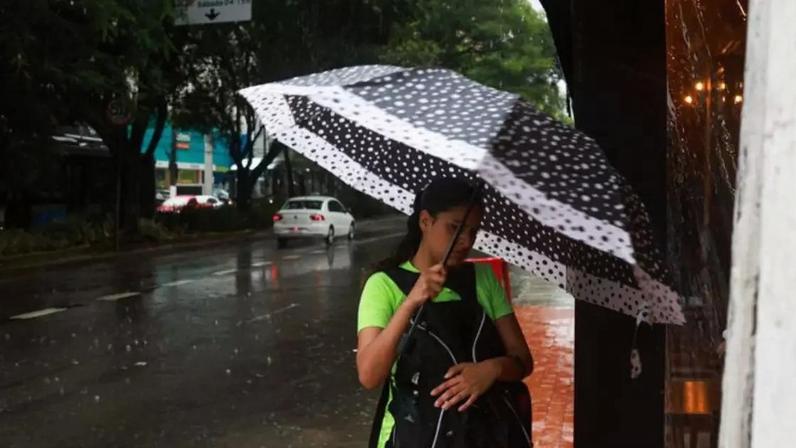 Frente fria mantém chuva e temperaturas mais baixas em áreas do Sudeste nos próximos dias.