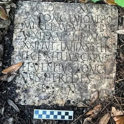 Pedra tumular romana encontrada em quintal de Nova Orleans é devolvida à Itália