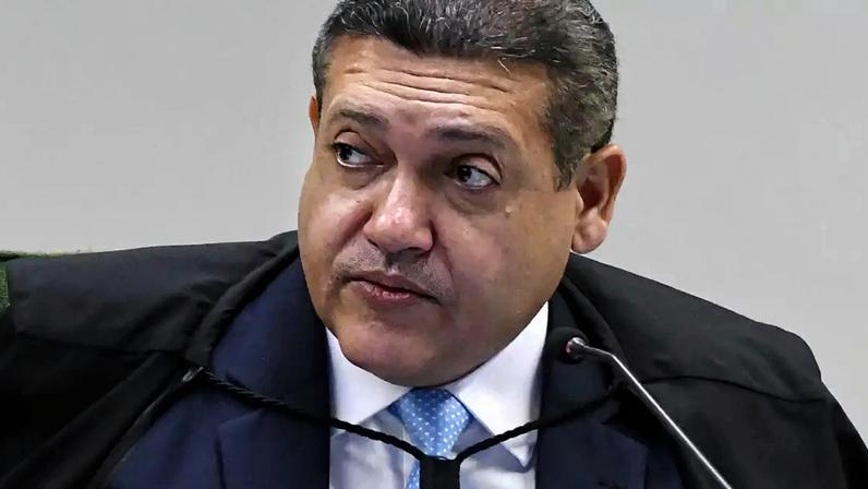 Nunes Marques dá prazo de 20 dias para PGR avaliar pedido de revisão de condenação de Jair Bolsonaro