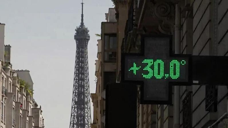 Termômetro marca 30°C na região da torre Eiffel, em Paris. 25/05/2026