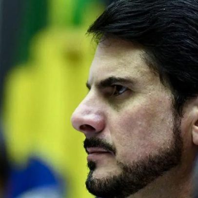 Moraes devolve passaporte a Marcos do Val e afrouxa restrição de viagem de senador