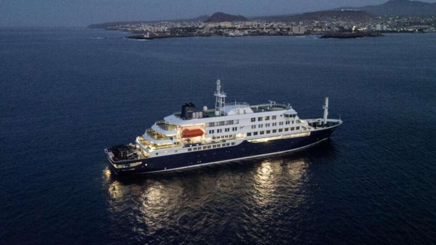 Vista geral do navio de cruzeiro MV Hondius, atracado ao largo do porto de Praia, capital de Cabo Verde, em 6 de maio de 2026.