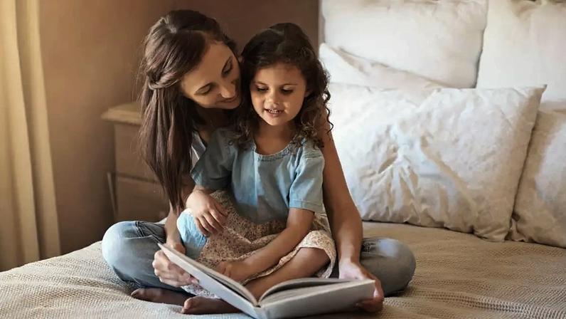 A literatura infantil contribui para o desenvolvimento das habilidades socioemocionais ao ajudar as crianças a compreenderem suas emoções e valores