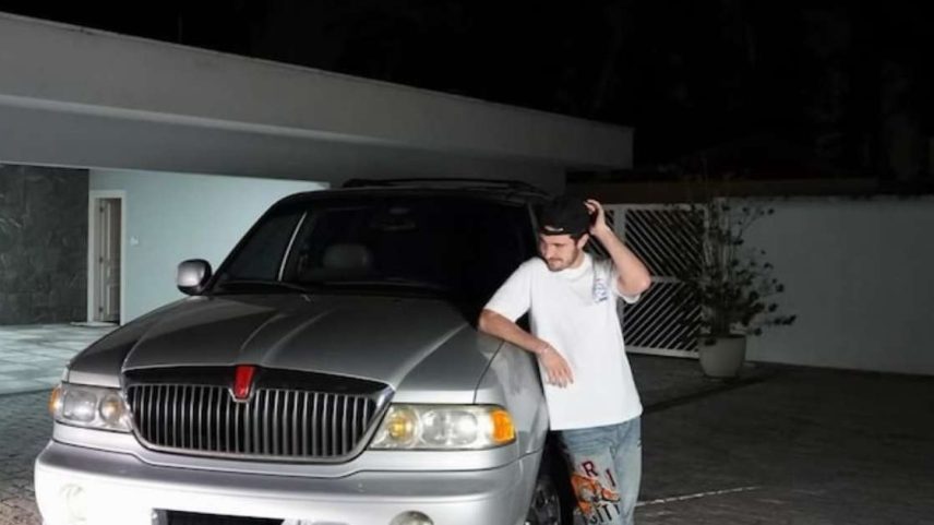 João Augusto abre garagem de Gugu e exibe carro raro dos anos 2000
