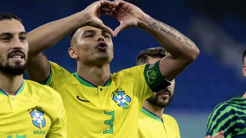 Thiago Silva faz coração após vitória do Brasil
