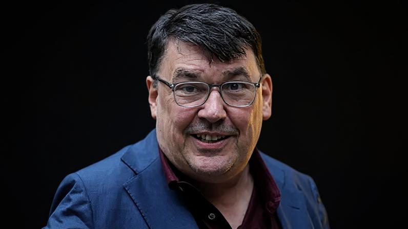 Condenação de Graham Linehan por danificar telefone ativista trans é anulada