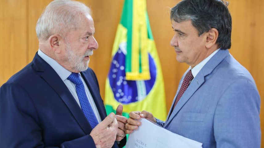 O presidente Luiz Inácio Lula da Silva conversa com o ministro do Desenvolvimento e Assistência Social, Família e Combate à Fome, Wellington Dias, que é coordenador da campanha à reeleição do petista - (Ricardo Stuckert/PR)