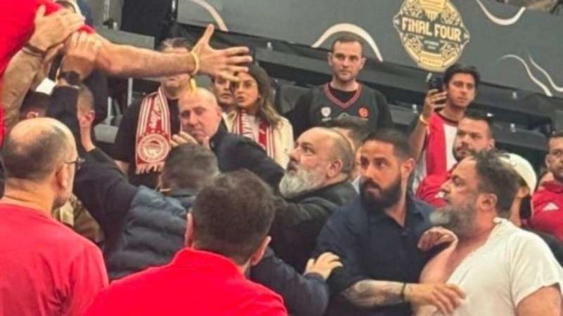 Evangelos Marinakis protagoniza momento de tensão durante final da Euroliga de basquete