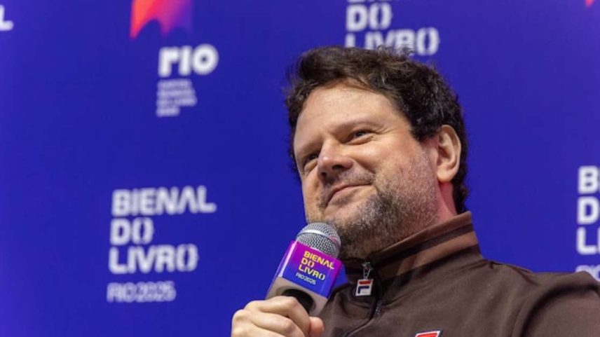 Selton Mello comenta processo de deixar o consumo de cigarro.