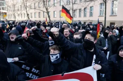 Polícia alemã faz operação contra grupos juvenis criminosos neo‑Nazistas
