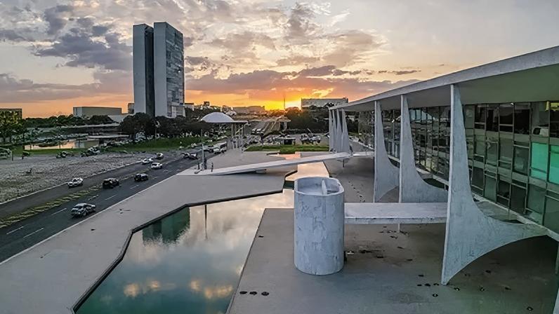 Palácio do Planalto e Congresso Nacional, ao fundo; parlamentares terão emendas bloqueadas.