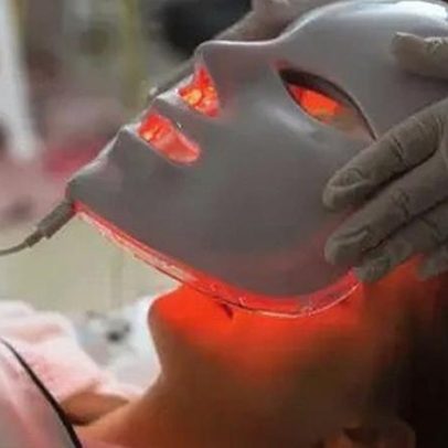 Da terapia com luz vermelha às máscaras LED: efeitos além do brilho