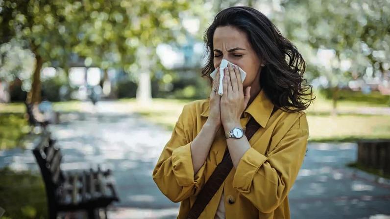 Chás quentes com ingredientes naturais podem ajudar a aliviar sintomas de gripe, como tosse, congestão nasal e garganta irritada