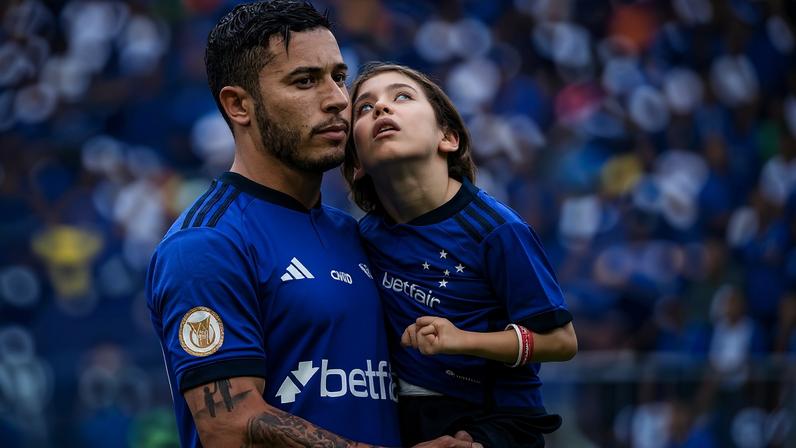 William com o filho em jogo do Cruzeiro — Foto: Gustavo Aleixo/ Cruzeiro