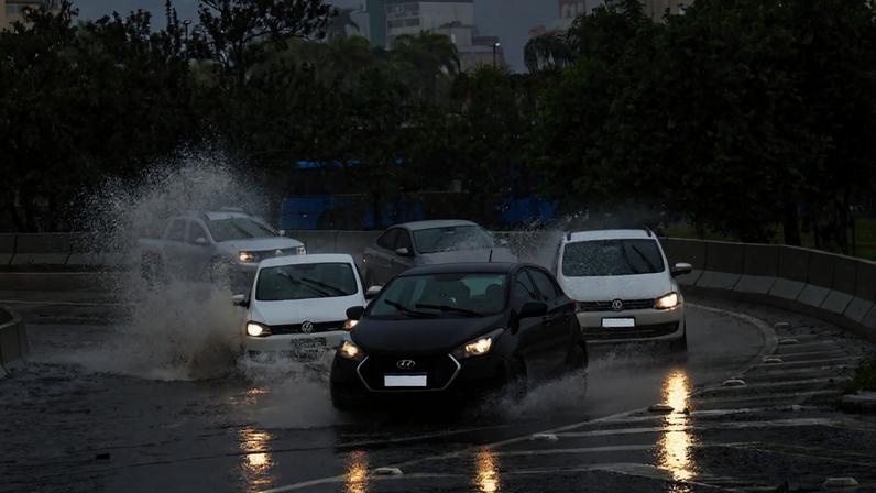 Dia de chuva em Florianópolis, carros na chuva, temporais, previsão do tempo Santa Catarina — Foto: Roberto Zacarias/ Secom SC
