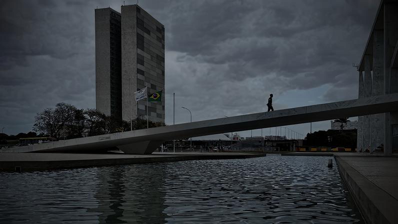 Sede das duas Casas do Poder Legislativo e um dos mais famosos cartões postais do Brasil, o Palácio do Congresso Nacional é composto por duas cúpulas e duas torres de 28 andares, que abrigam a Câmara dos Deputados e o Senado Federal.
