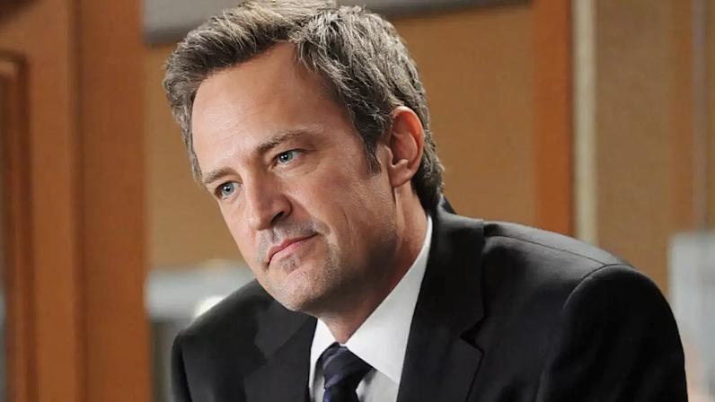 Matthew Perry foi encontrado morto em sua casa em outubro de 2023; cinco pessoas são envolvidas na morte, por abuso de substâncias