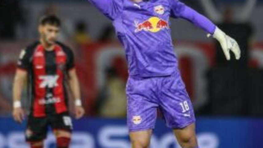 Goleiro Volpi comemorando gol.