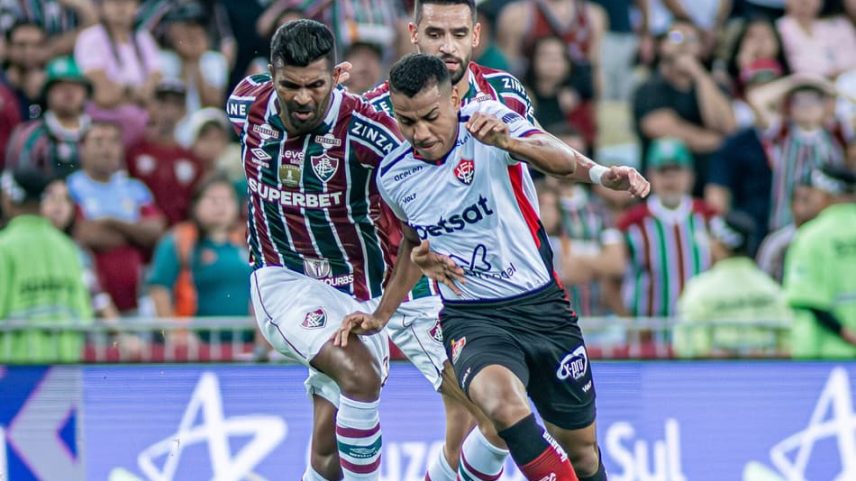 Janderson dribla Thiago Santos em Fluminense x Vitória (Fotos: Victor Ferreira/EC Vitória)