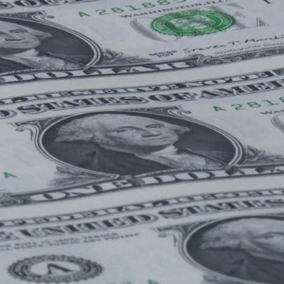 Economista prevê queda adicional do dólar