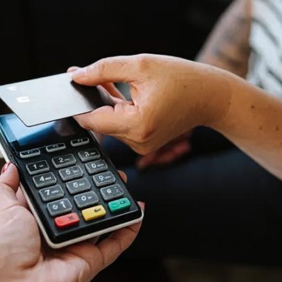 O que está acontecendo com a economia do Reino Unido e como isso afeta você