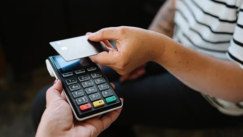 O que está acontecendo com a economia do Reino Unido e como isso afeta você