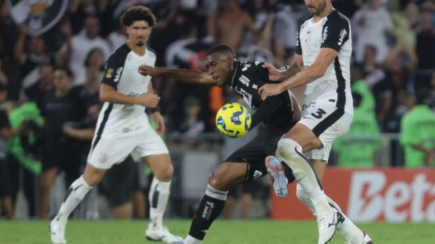Gustavo Henrique marca Rayan, craque do Vasco, durante final da Copa do Brasil.