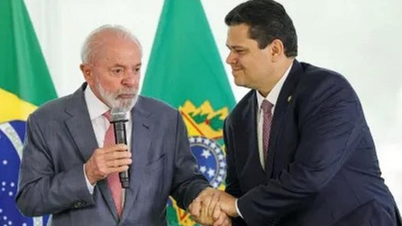 O presidente Luiz Inácio Lula da Silva e o presidente do Senado, Davi Alcolumbre