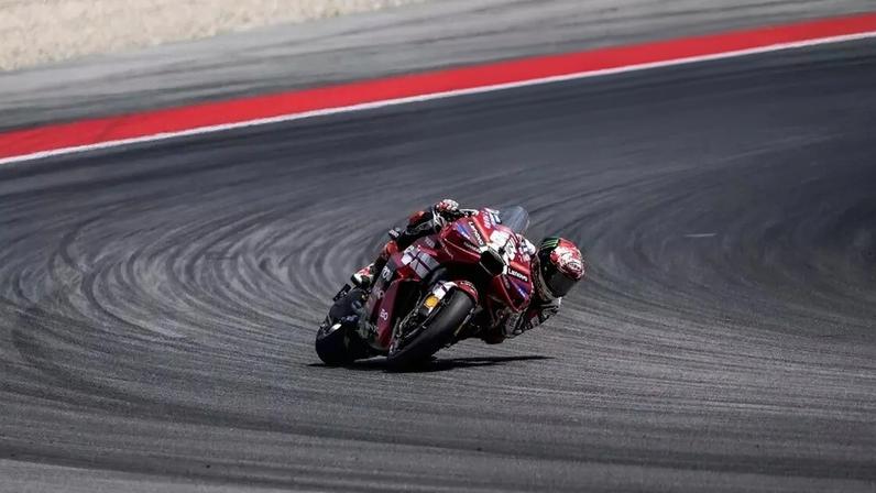 Piloto Ducati liderando teste com moto de 850 cc